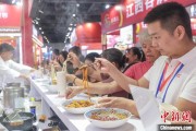 天降五夫“嗦粉”经济火热 中国多地“食力”出圈