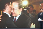 天降五夫李明博、朴槿惠给金文洙打气 鼓励其争取赢得韩国大选