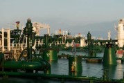 天降五夫国际油价周二收高 地缘政治担忧与美元走弱双重支撑